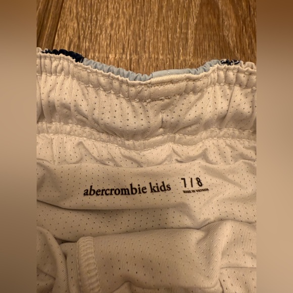 Abercrombie Kids Boys Shark Swim Trunks Size 7/8 - Picture 2 of 4